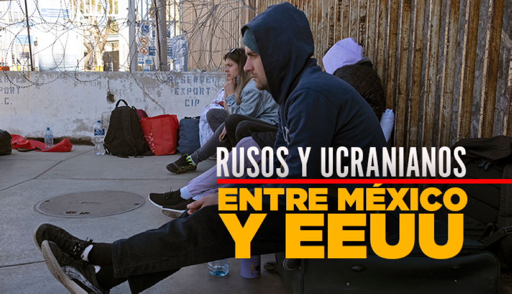 Cerca de un centenar de ciudadanos rusos y ucranianos esperan en el punto fronterizo Tijuana, entre EEUU y México por asilo. AFP