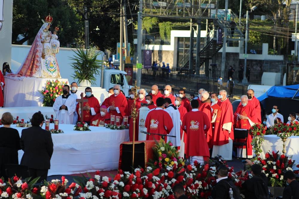 El 23 de enero de 2022, en la misa de beatificación del padre Rutilio Grande se vio al arzobispo Fernando Sáenz Lacalle. / Archivo DEM