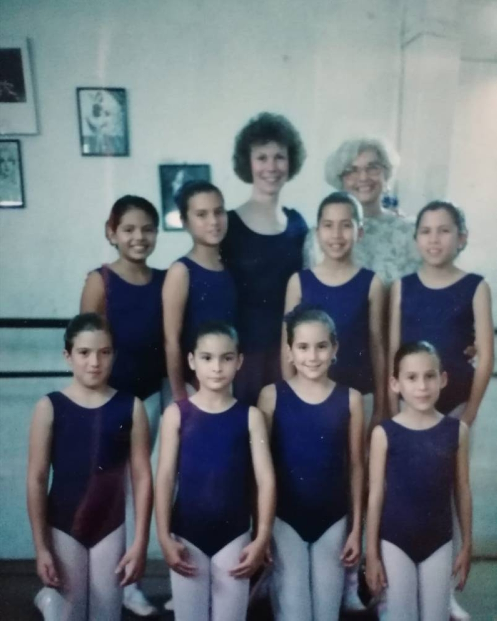 Alicia de Rusconi junto a su hija también maestra de ballet y en la esquina izquierda su nieta, Alicia Mónico Rusconi.
Cortesía.