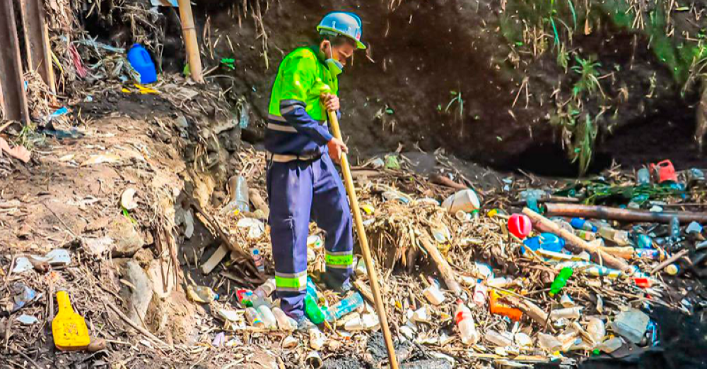 Trabajadores de la Alcaldía de San Salvador recogen basura y realizan jornadas de limpieza en colonias vulnerables de San Salvador. /Cortesía.