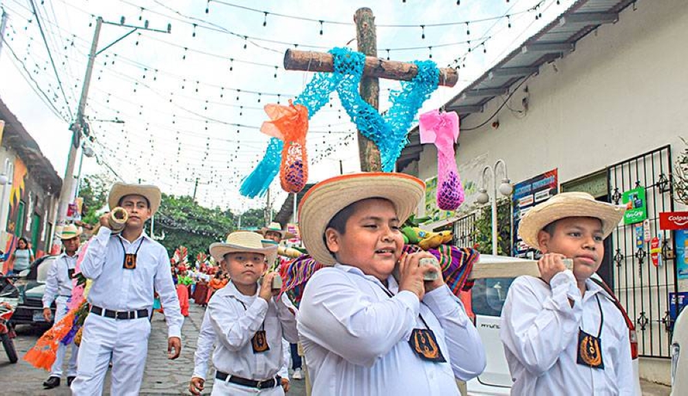 Grandes y chicos participan de la celebración en honor a la Cruz. / G.A.