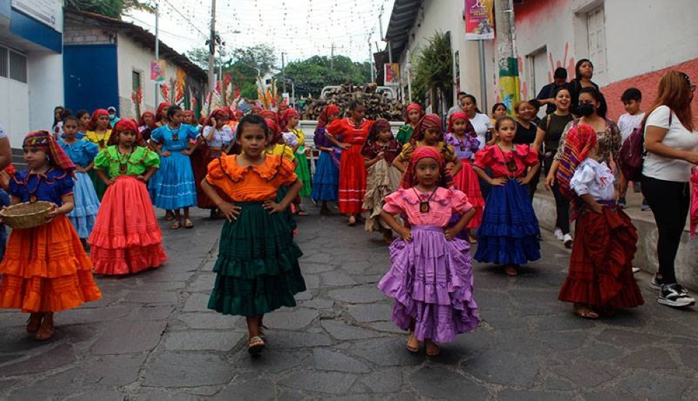 El colorido, la música y la tradición son los toques de este festejo en Panchimalco / G.A.