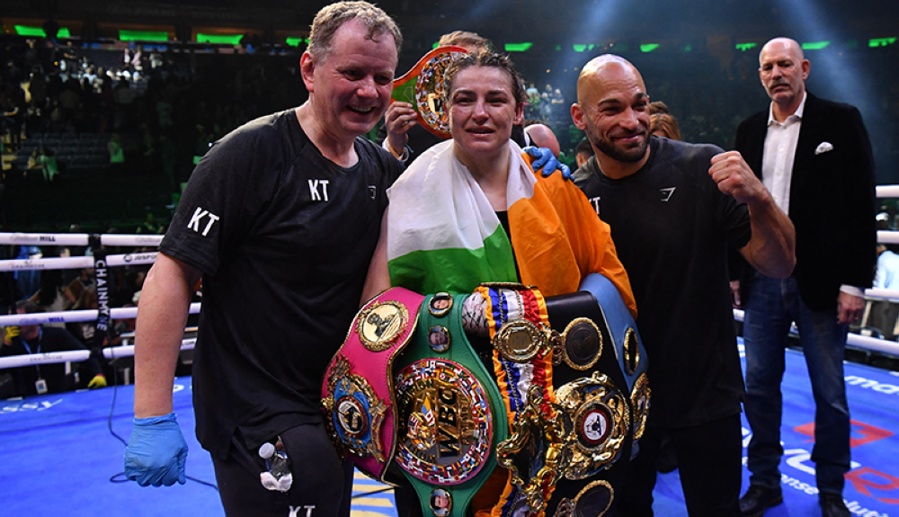 La boxeadora irlandesa Katie Taylor  celebra, junto con el manager Brian Peters y el entrenador Ross Enamait después de derrotar a la boxeadora puertorriqueña Amanda Serrano por la pelea por el título mundial de peso ligero. AFP