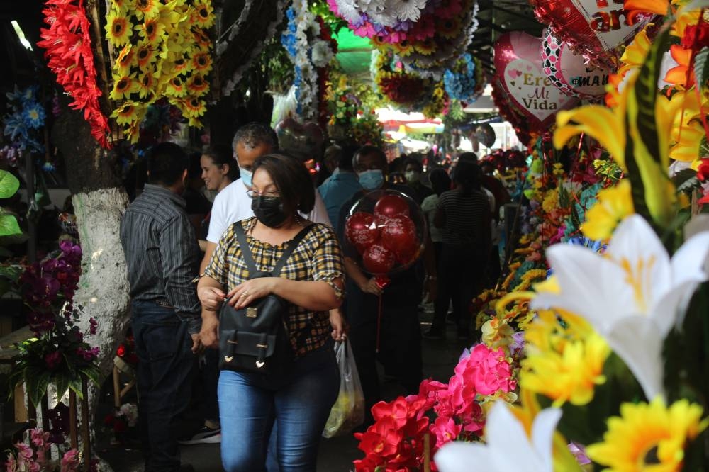 Ventas de flores en mercado San Miguelito. / Dennis Acosta. 