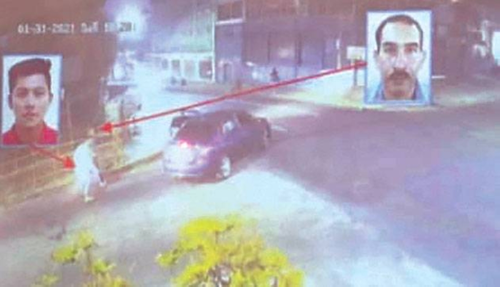 En esta captura de pantalla del video de cámara de videovigilancia se ve a los acusados cuando huyen del lugar. /Archivo DEM