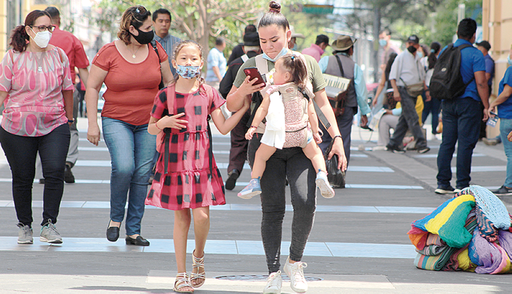 Peatones aún portan mascarillas en el centro de San Salvador.ArchivoDEM