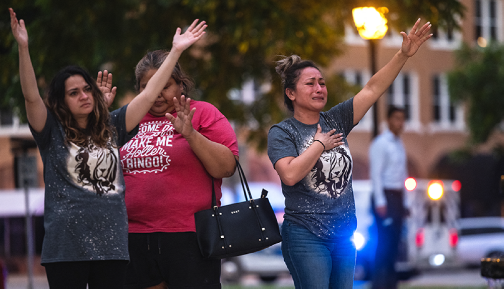 Inconsolables padres de familias y parientes de las víctimas celebraron la noche del martes una vigilia en Uvalde, Texas.AFP 