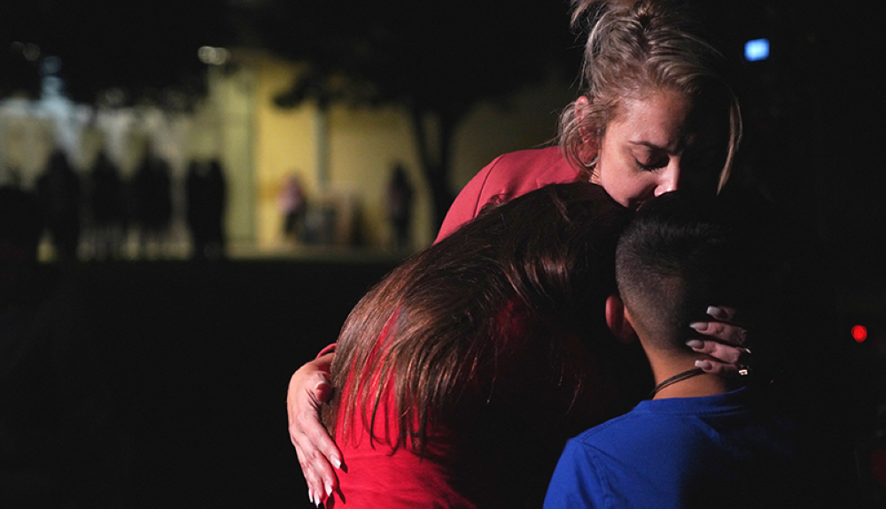 Una madre consule a sus hijos en las afueras del centro cívico de Uvalde, Texas.AFP