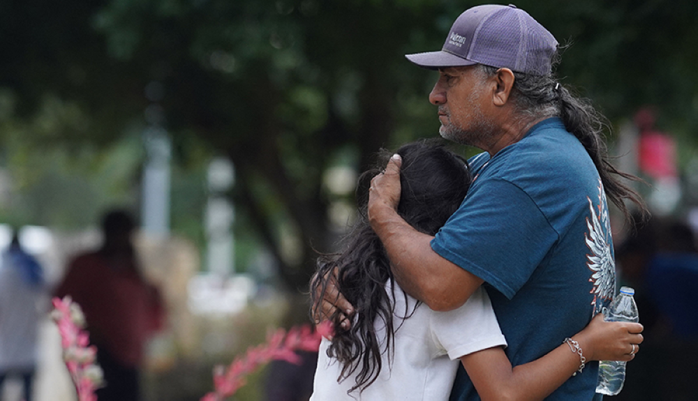 Decenas de padres de la primaria Robb buscan desesperados a a sus hijos tras el tiroteo en Uvalde, Texas.AFP
