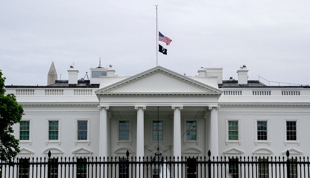 El presidente Joe Biden ordenó que la bandera estadounidense ondee a media asta en memoria de las víctimas de Uvalde, Texas.AFP