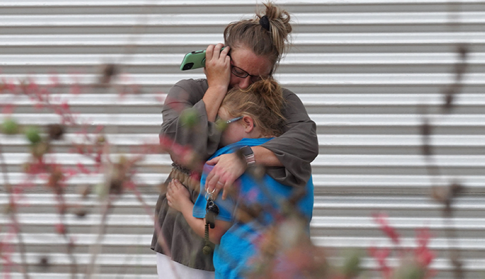 Una madre angustidada busca a una de las víctimas del tiroteo en Uvalde, Texas.AFP