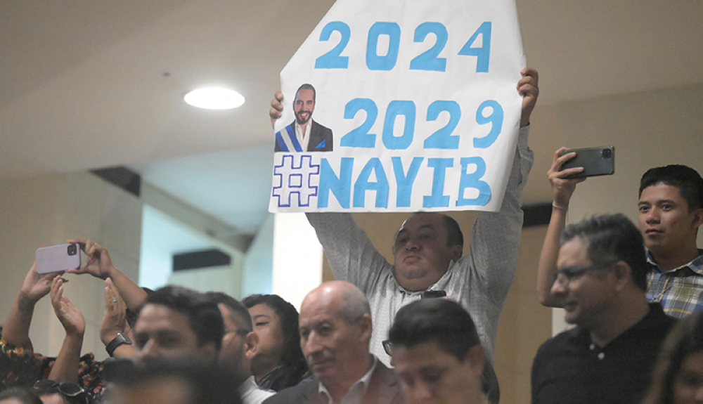 Simpatizantes de Nayib Bukele expresan su apoyo para una eventual reelección. AFP