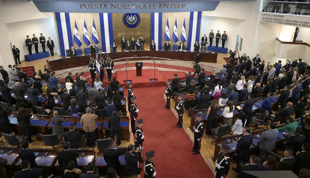 El pleno de la Asamblea Legislativa permanecía de pie a la espera del ingreso del presidente Nayib Bukele. AFP