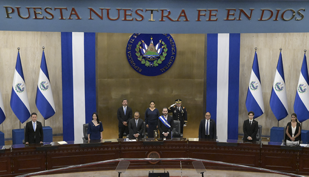 Bukele y la junta directiva de la Asamblea Legislativa previó a su informe de tres años de gobierno.AFP