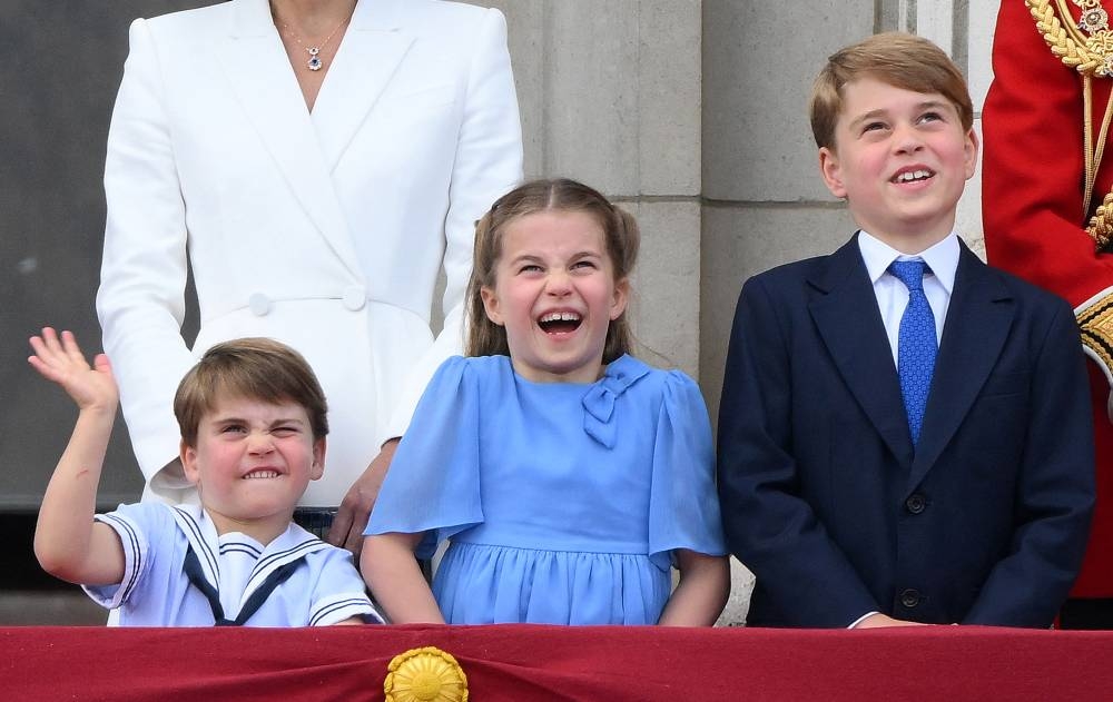 El príncipe Luis de Cambridge de Gran Bretaña, la princesa Carlota de Cambridge de Gran Bretaña y el príncipe Jorge de Cambridge de Gran Bretaña, reaccionan mientras observan un vuelo especial desde el balcón del Palacio de Buckingham después del desfile del cumpleaños de la reina.