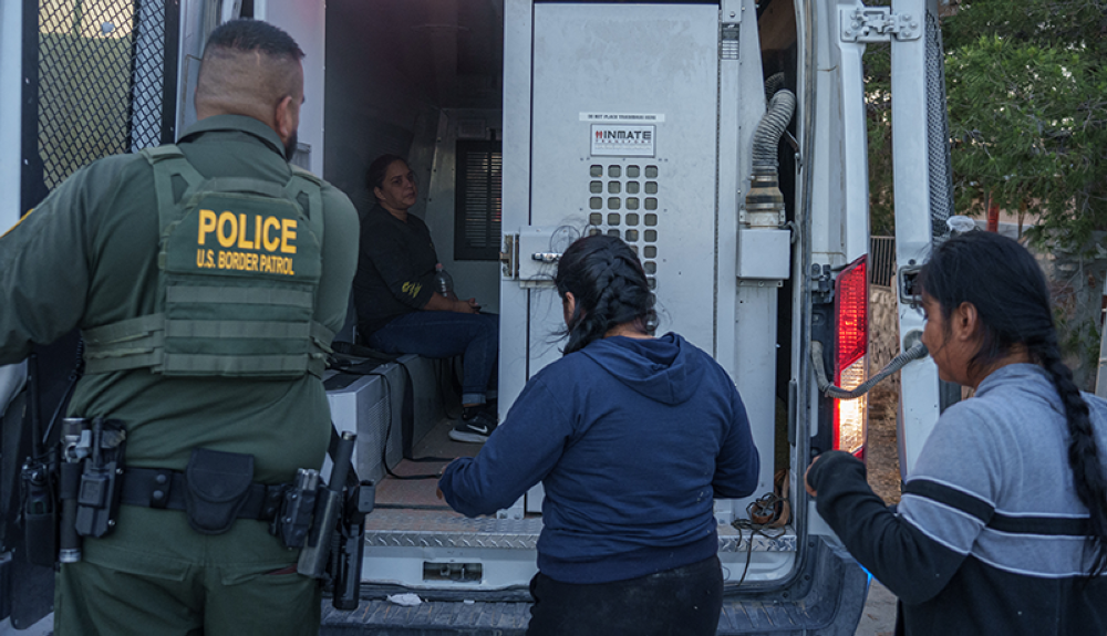 Migrantes ingresan a un vehículo de transporte de la Patrulla Fronteriza de los Estados Unidos después de cruzar la frontera entre Estados Unidos y México cerca de Mount Cristo Rey en Sunland Park, Nuevo México.AFP
