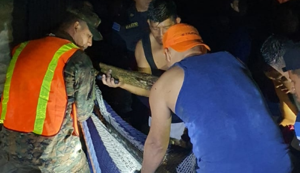 Vecinos, policías y soldados trasladaban los cuerpos de los tres ahogados en el río Jute, de Santaiango Nonualco. Cortesía FA