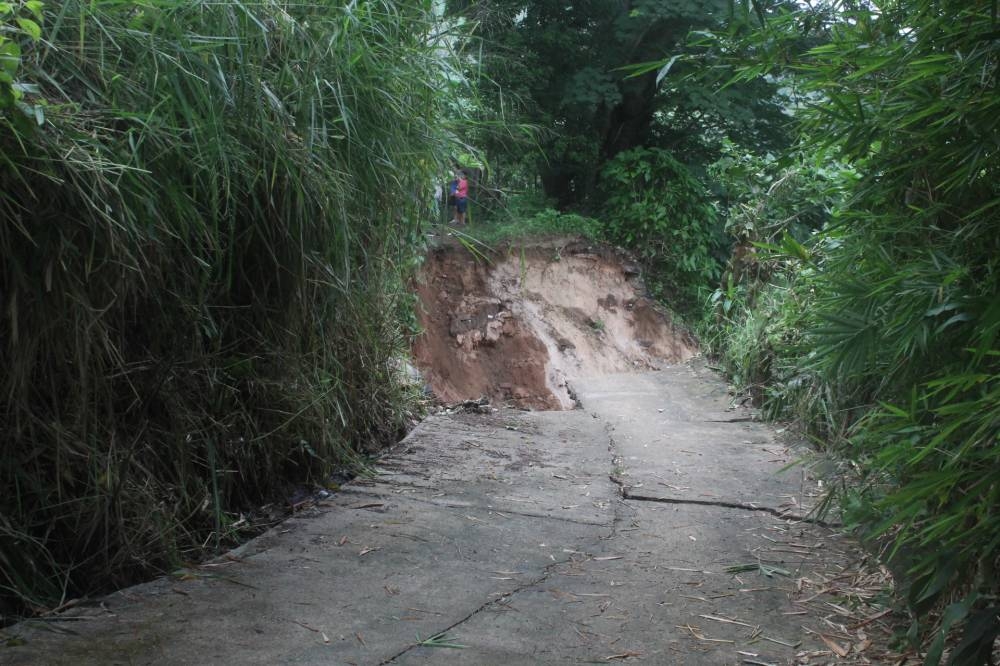 La calle de la colonia Saprisa, en la parte superior de la ladera, quedó cortada por el derrumbe. / Gabriel Aquino. 