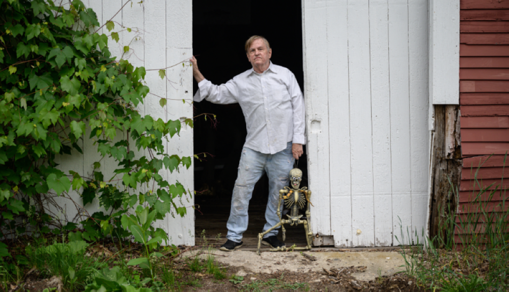 El vocero de Gun Owners of America, Mike Hammondnear, posa para una fotografía en su hogar, cerca de Concord, New Hampshire. /AFP.