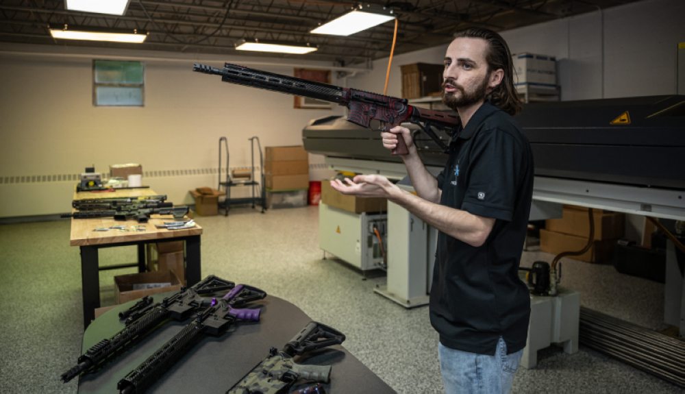Allen Farrism, dueño y fabricante de Matrix Arms, muestra uno de los rifles de su fábrica en Claremont, New Hampshire. /AFP.