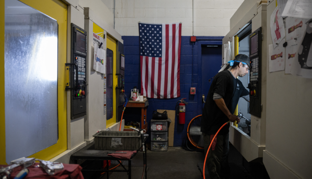 Un empleado revisa una máquina de CNC en la fábrica Matrix Arms en Claremont, New Hampshire. /AFP.