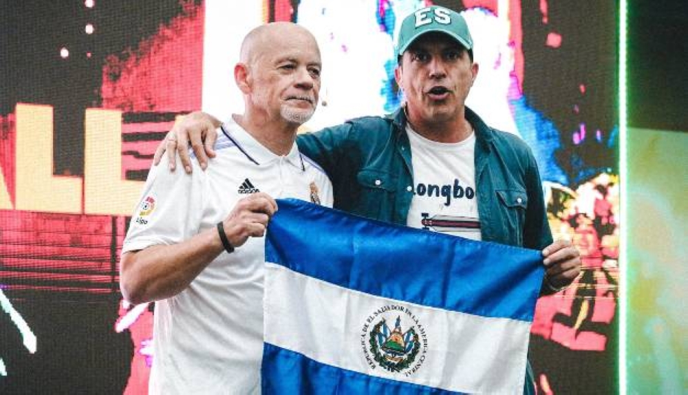 Alfredo Duro de El Chiringuito canta “Vamos Selecta” en Metrocentro