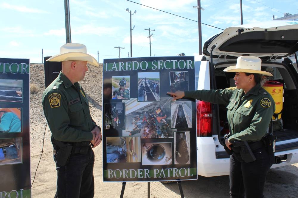 El comandante adjunto de la CBP de Laredo muestra fotografías de personas que han encontrado y rescatado, algunas fallecidas. YM