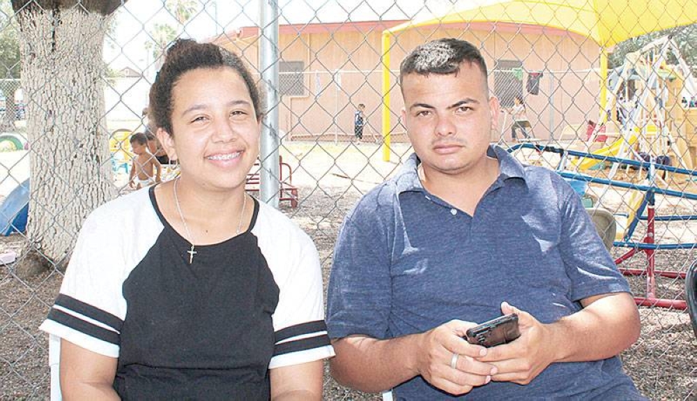 Luz Miriam Velásquez, de 24 años, junto a su esposo. Ambos huyeron de las amenazas de régimen de Venezuela porque su hermano se salió de la Policía. / Y.M.