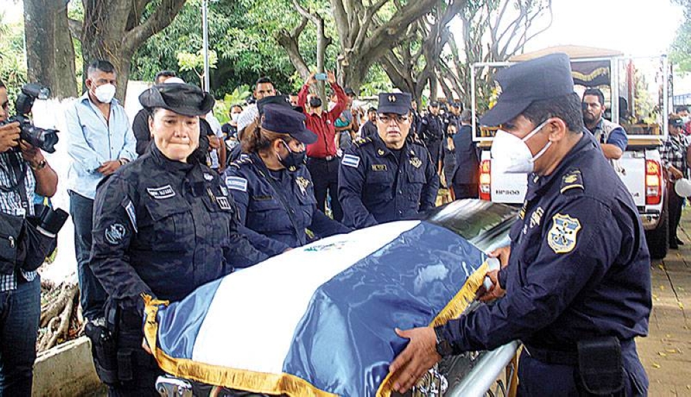 Familia, compañeros y amigos despidieron ayer al inspector Carlos Velásquez en Coatepeque. / Gabriel Aquino