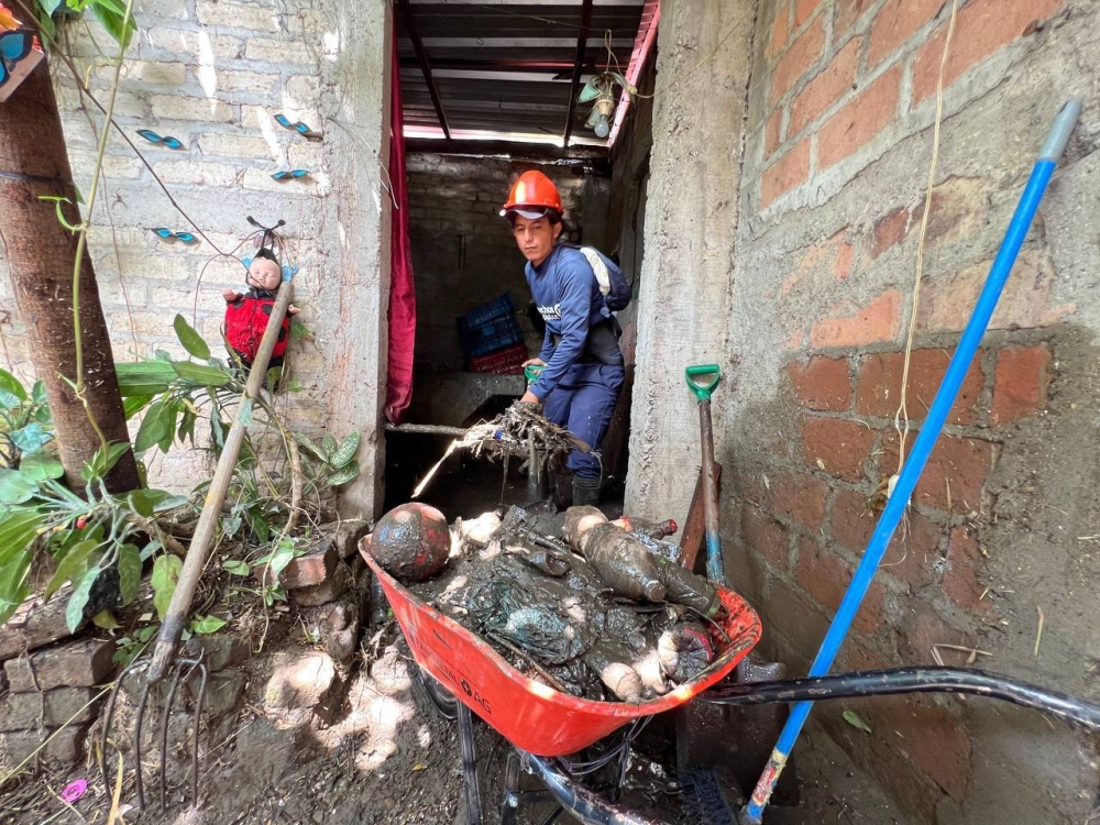 Trabajadores de la Alcaldía de San Salvador limpiando las viviendas afectadas por las lluvias. /Leonardo Cerón