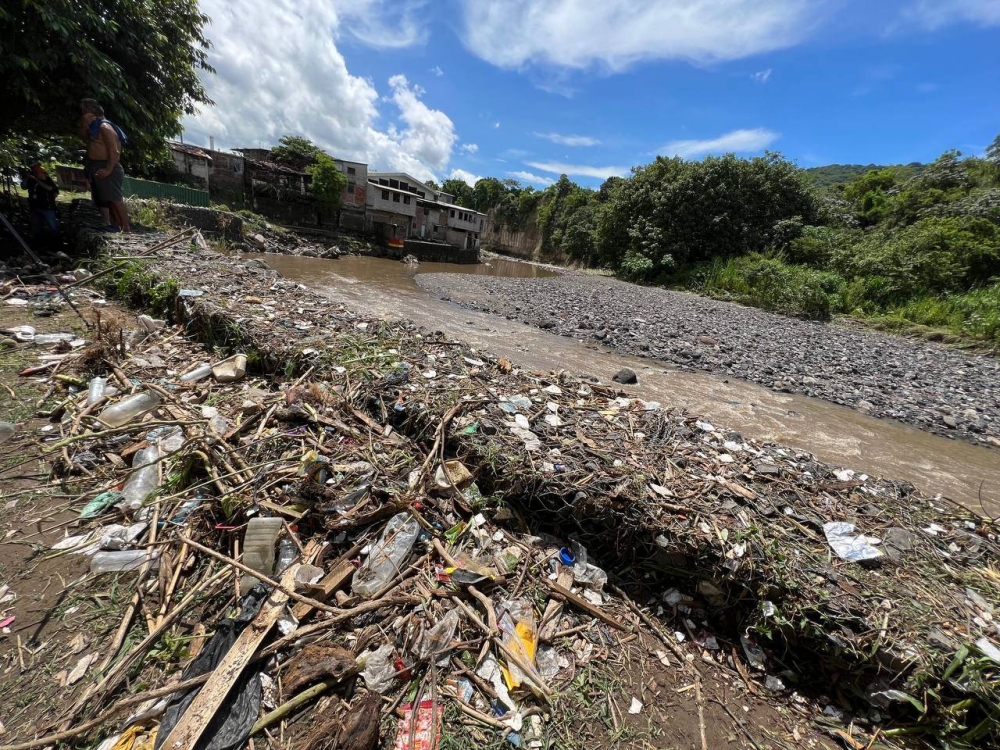 Basura arrastrada en la el río Acelhuate, San Salvador. /Leonardo Cerón