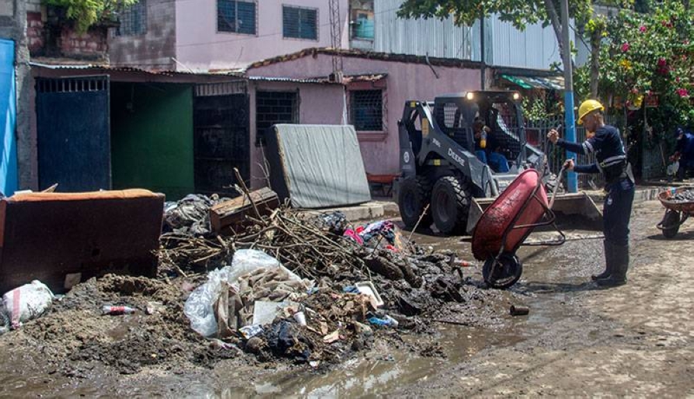 Trabajadores de la Alcaldía de San Salvador limpiando escombros. / F.V.