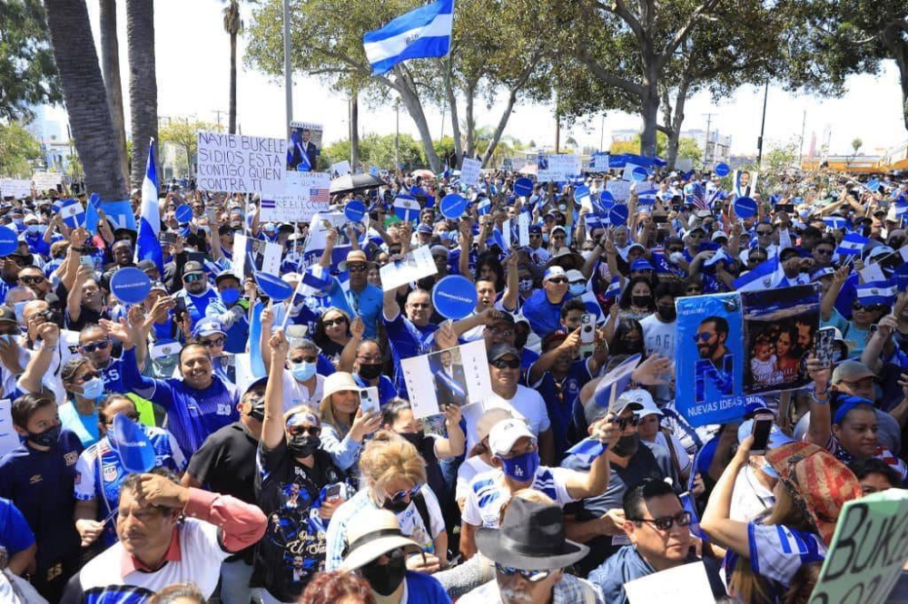 Asistentes a una de las concentraciones, donde pidieron la reelección de Bukele, en Estados Unidos. 