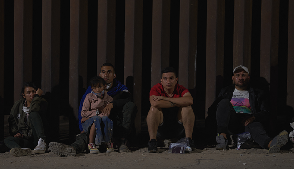 Migrantes esperan ser procesados en Yuma, Arizaona. AFP