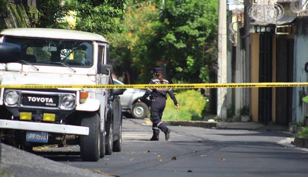 A las afueras del lugar donde fue hallado el cuerpo del empresario Gustavo López Davidson hay un resguardo policial. / Gabriel Aquino. 