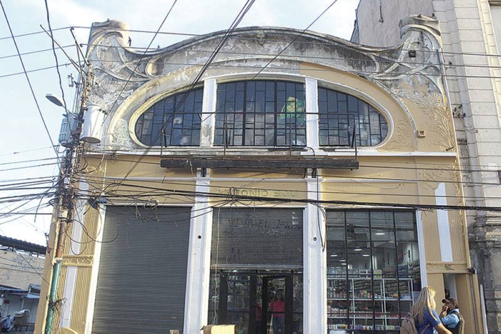 El edificio Antonio Bou, testigo del incendio del mercado central en 1961. / G.Aquino