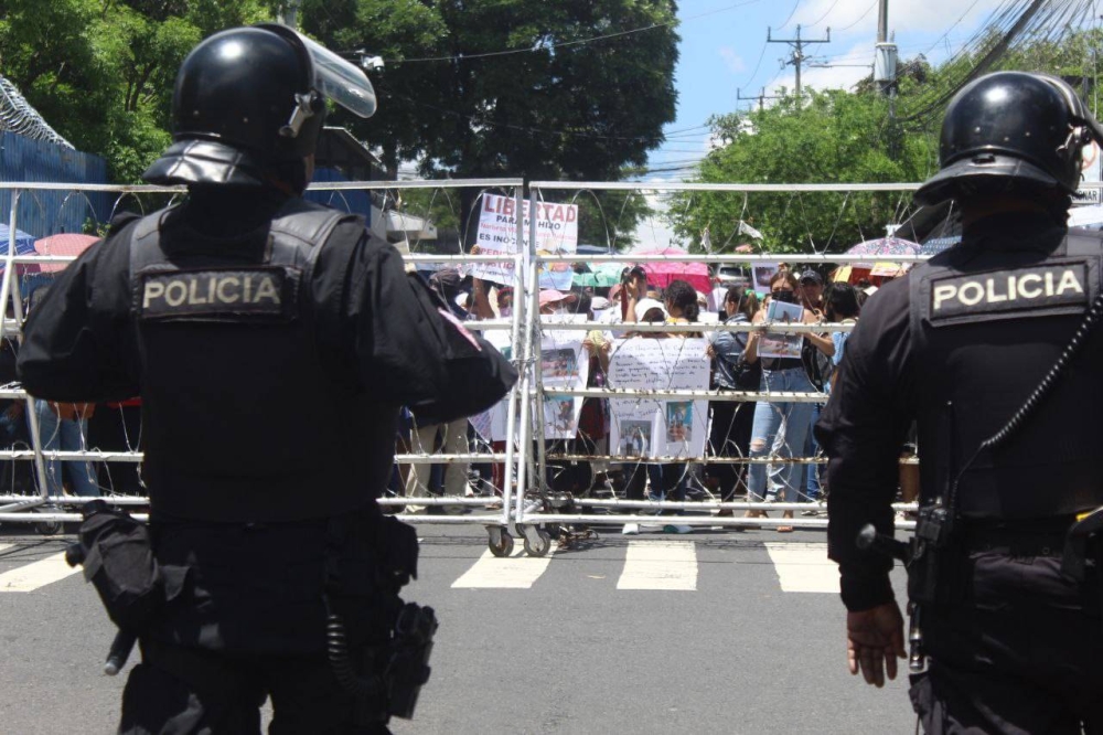 En la Asamblea fueron recibido por un grupo de policías de la UMO y luna barricada. Gabriel Aquino