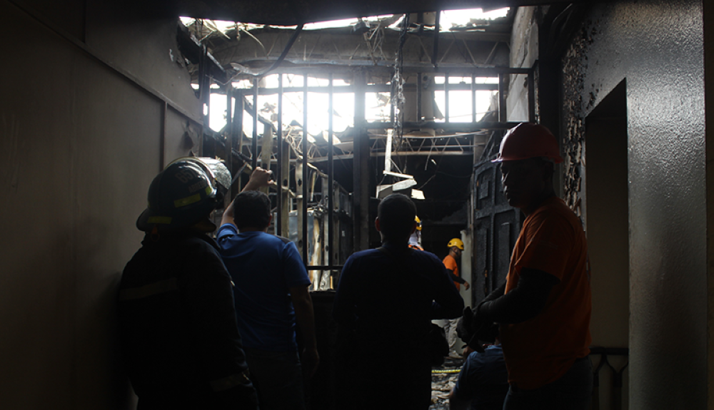 Bomberos verifican las condiciones en las que quedó el local de una clínica en a colonia Médica.Foto DEM-Gabriel Aquino