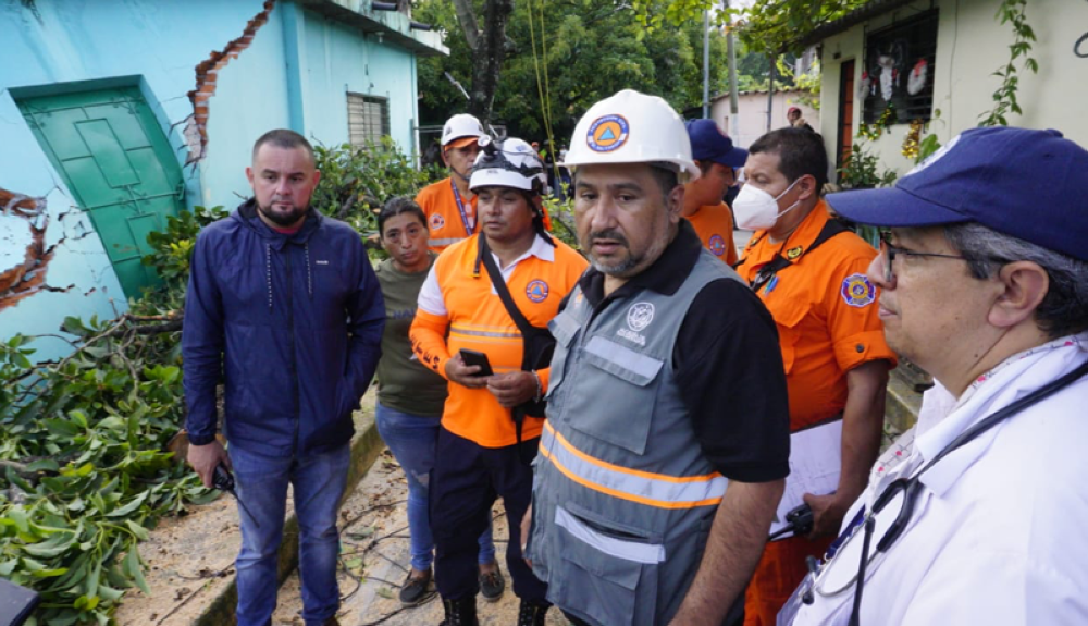 Comisiones de Protección Civil de San Salvador coordinan evacuación y verifican daños en cárcava de comunidad La Isla I. Cortesía AMSS