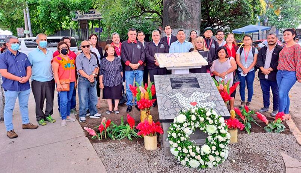 Ayer, familiares y autoridades de la UES hicieron una ofrenda floral. / Cortesía UES