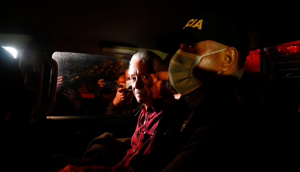 José Rubén Zamora, periodista y presidente de El Periódico de Guatemala es conducido en una patrulla de la Policía.AFP