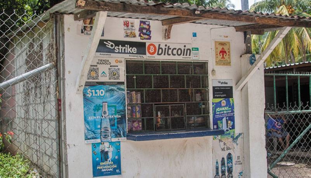 Una pequeña tienda en El Zonte acepta pagos en bitcoin. / F.V.