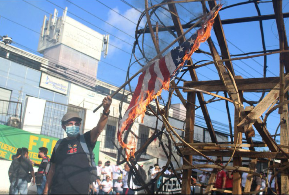 En la marcha, sobre la 25 Avenida Norte, también fue quemada otra bandera de Estados Unidos. Fotografías: Gabriel Aquino/DEM.
