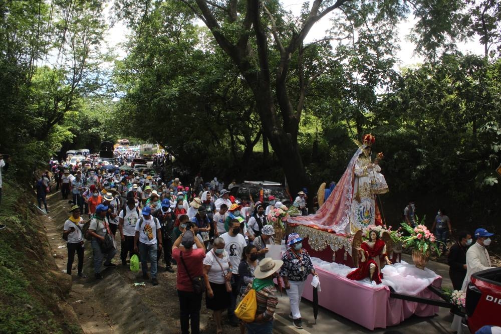 Cientos de peregrinos caminan a la cuna de monseñor Romero. Marina Avalos