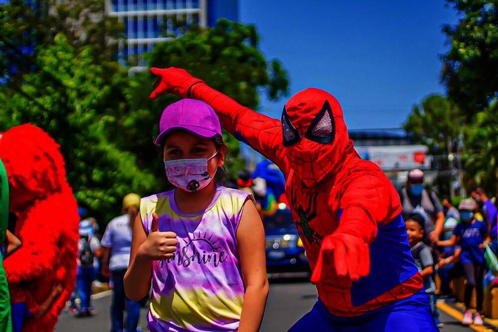 Los personajes infantiles como el Hombre Araña interactuaron con sus fans.