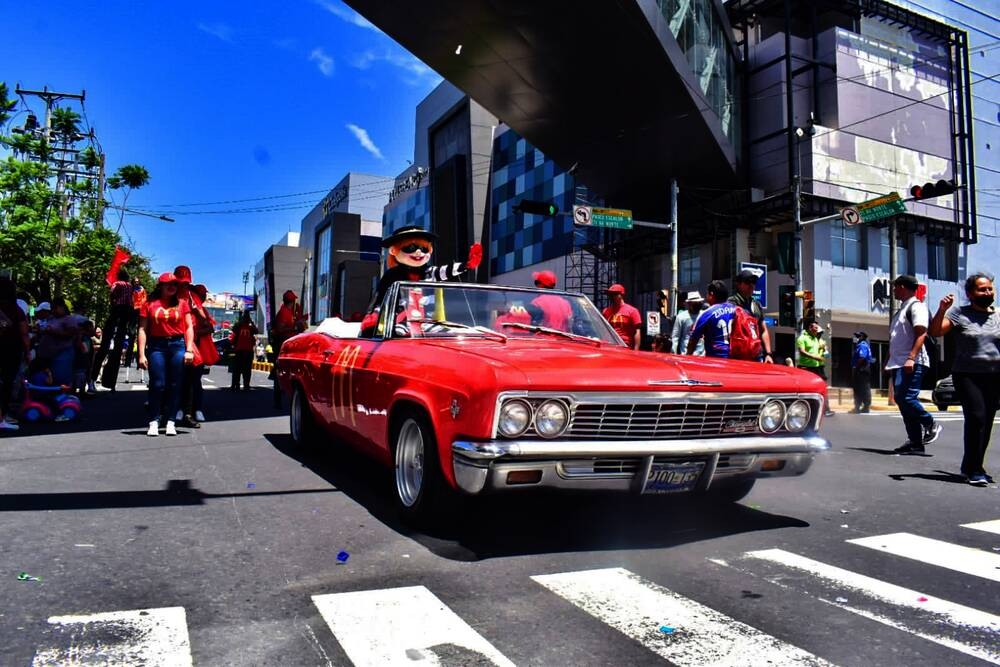 Los autos clásicos también encendieron sus motores para unirse al recorrido.