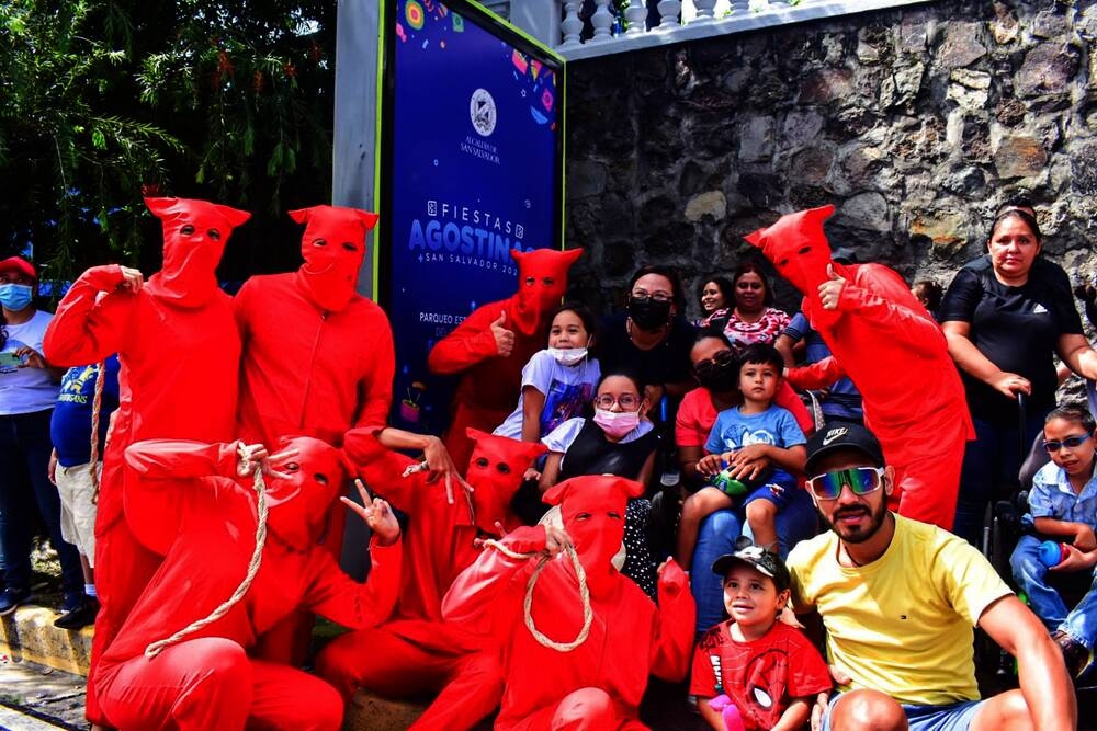 Los talcigüines de Texistepeque, en Santa Ana, quienes son personas vestidas con una capa roja y que representan al diablo o el mal y dan latigazos a las personas que encuentran, en Semana Santa, se movieron para San Salvador. Esta vez fueron más amigables con los asistentes.