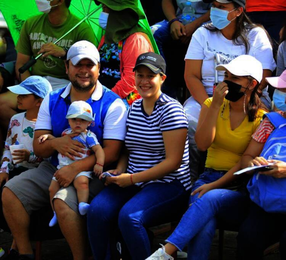 Grupos familiares completos se dieron cita en las cercanías del monumento al Divino Salvador del Mundo, para disfrutar del desfile del Comercio.