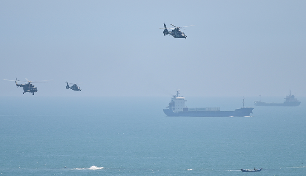Helicópteros militares chinos sobrevuelan la isla de Pingtan, uno de los puntos más cercanos de China continental a Taiwán, en la provincia de Fujian.AFP
