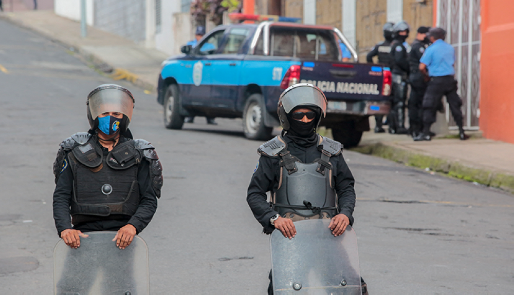 Policía del régimen nicaragüense de Daniel Ortega mantiene cercada la casa del obispo Rolando Álvarez.AFP